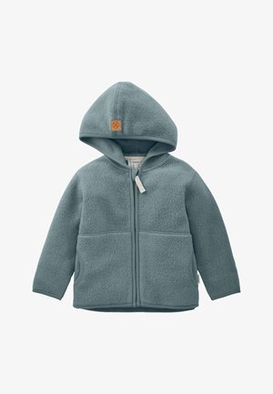 Lichtblauwe fleece hoodie met ritssluiting aan de voorkant, twee zijzakken en een klein bruin stukje op de capuchon.