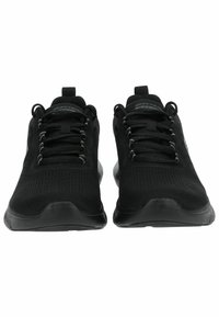 Czarne buty sportowe z przewiewną siateczką, okrągłym noskiem, sznurowadłami i wyściółką przy kostce. Cechy obejmują elastyczną podeszwę oraz akcenty z logo.