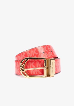 Czerwony pasek Michael Kors z powtarzającym się wzorem logo MK i złotą klamrą z wygrawerowaną nazwą marki, zwinięty na białym tle.