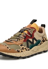Mångfärgade sneakers med en blandning av läder och mocka. Har detaljer i leopardmönster, texturerade sulor och kontrasterande snören.