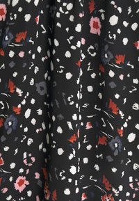 Černá tkanina s květinovým vzorem, který obsahuje červené, růžové, šedé a bílé akcenty. Texturovaný vzhled s různými tvary a velikostmi květin.