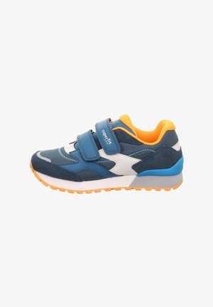 Blauer und grauer Sportschuh mit Klettverschlüssen, orangefarbigen Akzenten, strukturiertem Obermaterial und einer Gummisohle mit einem gemusterten Profil.