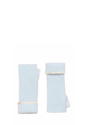 Guanti senza dita in maglia a coste azzurri chiaro con aperture per il pollice e polsini ripiegati, mostrati distesi uno accanto all’altro su sfondo bianco.