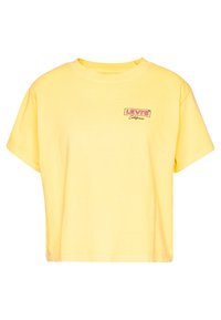 Keltainen lyhythihainen cropped T-paita, jossa on pieni vaaleanpunainen ja musta "Levi's California" -logo vasemmassa ylärinnassa.
