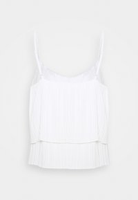 Haut blanc sans manches plissé avec fines bretelles réglables et design superposé suspendu devant un fond uni.