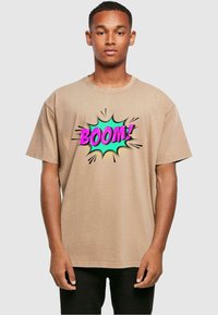Merchcode BOOM COMIC ACID WASHED - T-shirt print - unionbeige