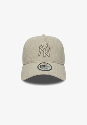 Lys grå uldcap med en struktureret form, broderet NY-logo i beige og justerbar rem bagpå. New Era-mærkning på indersiden af mærket.