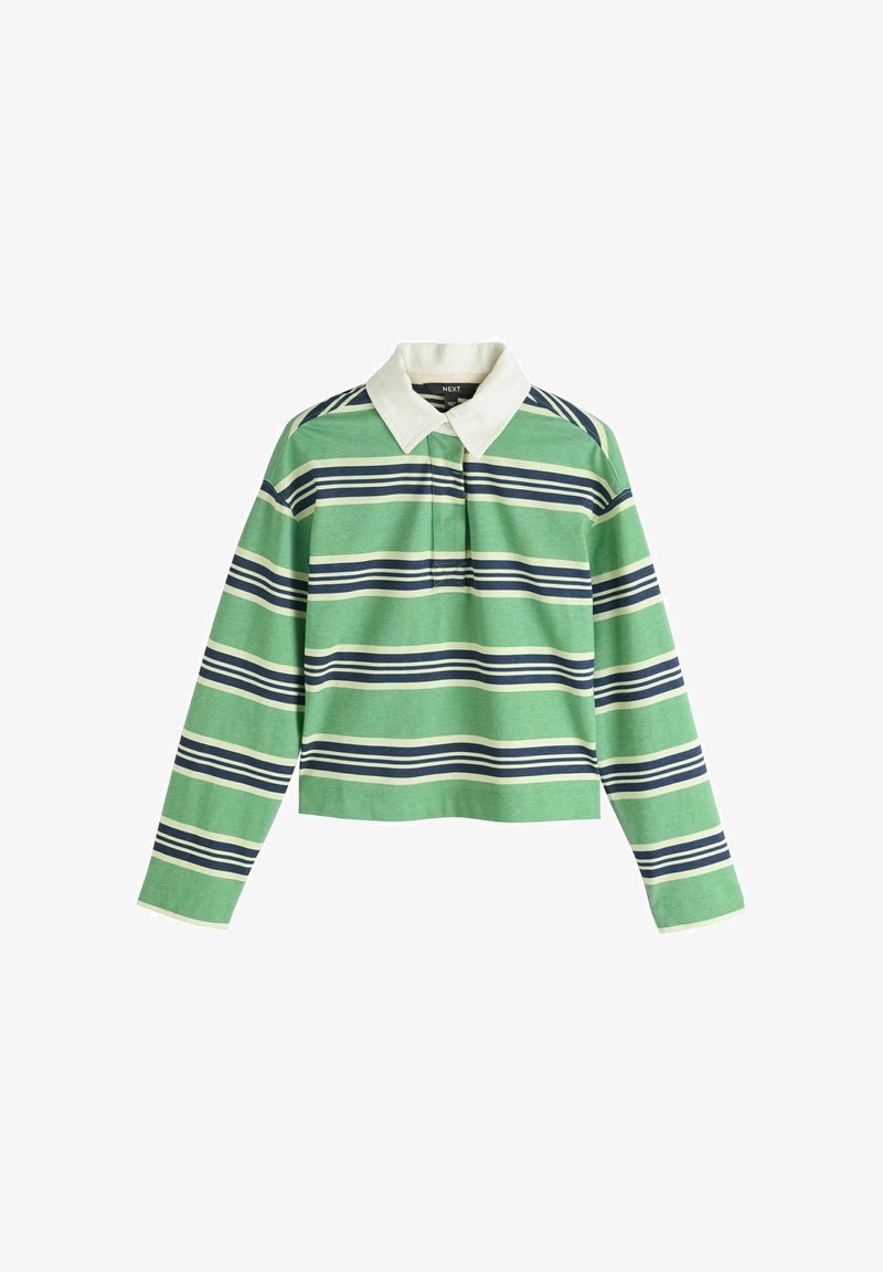 Zöld hosszú ujjú rögbi póló tengerészkék és fehér vízszintes csíkokkal, valamint fehér, hegyes gallérral, egy fehér háttéren kifektetve.