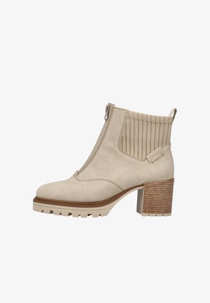 Beige Stiefelette mit einer glatten Wildlederoberfläche, einem gerippten Stoffoberteil, seitlichem Reißverschluss und einem strukturierten Blockabsatz.