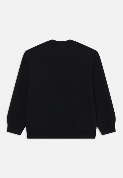 Hanorac negru cu mâneci lungi și guler rotund, cu manșete și tiv striate, văzut din spate pe un fundal simplu și luminos.