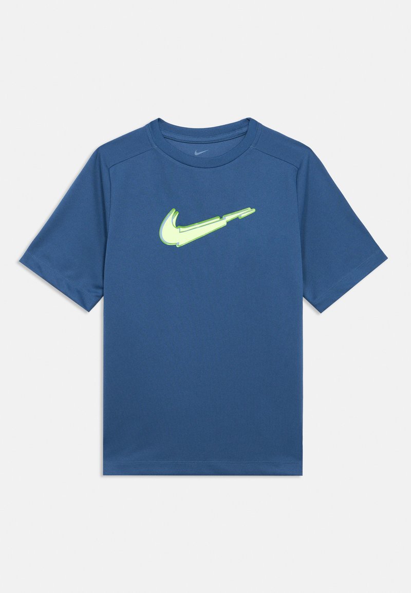 Camiseta deportiva azul confeccionada con tejido suave, con un logo reflectante de Nike en color verde lima en el pecho. Manga corta con cuello redondo.