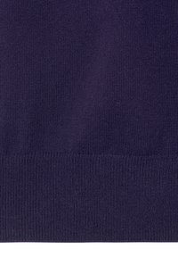 Maglione a maglia di un viola scuro, con una superficie testurizzata e orlo a coste. Il materiale appare morbido e flessibile, con un motivo uniforme.