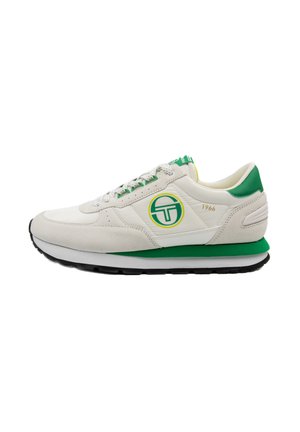 Weiße Wildleder-Sneaker mit grünen Akzenten, die ein rundes Logo, strukturierte Schnürsenkel und eine geschichtete Sohle in Schwarz und Grün aufweisen.