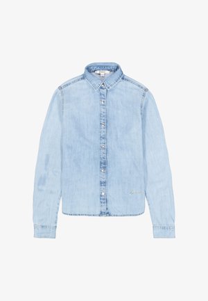 Camisa de mezclilla azul claro con botones, manga larga, cuello y un pequeño logo bordado "Garcia" cerca del dobladillo inferior derecho.