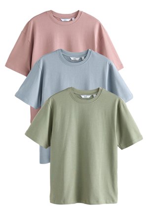 Tri jednoduché tričká s okrúhlym výstrihom v tlmenej ružovej, svetlomodrej a šalviovej zelenej, usporiadané vertikálne do vrstiev.