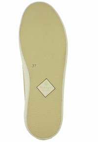 Chaussure beige avec une semelle en caoutchouc texturée. Présente un logo en forme de diamant et la taille 37 imprimée. Le design comprend une bande de roulement à motif pour une meilleure adhérence.