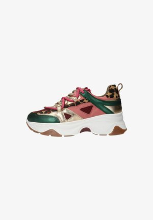 Multikleurige sneaker met een gouden en groene metallic afwerking, roze accenten, luipaardprint en een dikke witte zool.