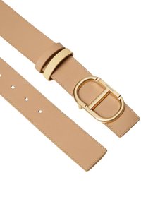 Cintura in pelle beige con fibbia ovale in metallo dorato. Presenta fori per la regolazione e una finitura liscia e strutturata. Accentuata con un fermaglio dorato.