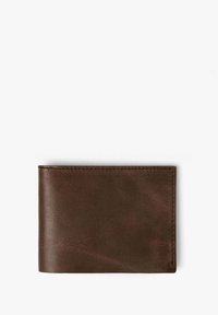 Cartera de cuero marrón con una textura suave, diseño de doble pliegue y costuras limpias. Presenta una forma rectangular con un branding minimalista.