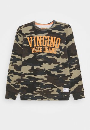 Bluza z kapturem w kamuflażowym wzorze w zielonym, brązowym i czarnym kolorze. Posiada pomarańczowy napis "VINGINO BLUE JEANS", prążkowany dekolt i wykończenie na dole.