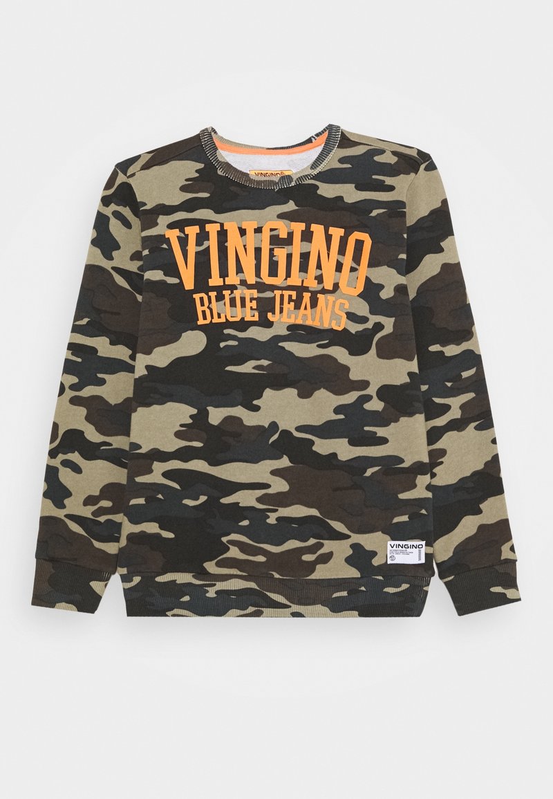 Sweatshirt camouflage en vert, marron et noir. Comprend un texte orange "VINGINO BLUE JEANS", un col côtelé et des détails à l'ourlet.