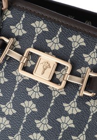 Sac à main en cuir noir texturé avec un motif floral doré, doté d'une boucle en métal doré et d'accents marron foncé.