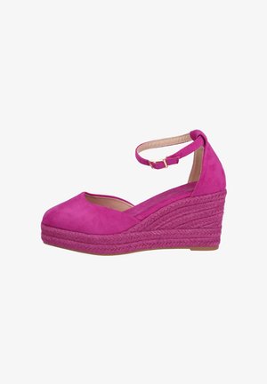 Sandalia cuña de color rosa brillante con correa en el tobillo y hebilla, suela de plataforma texturizada, puntera cerrada y material tipo ante.