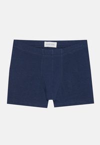 Boxeri bleumarin dintr-un material moale, cu un buzunar frontal și un talie elastică, având o mică etichetă a mărcii. Textura netedă și ajustarea confortabilă.