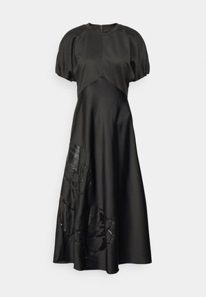 Czarna sukienka z dopasowanym topem i bufkowymi rękawami. Lecąca spódnica ma subtelne, warstwowe wzory florystyczne oraz zamek błyskawiczny z tyłu.