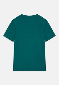 Teal bomull T-skjorte med korte ermer, rund hals og et enkelt design. Tøyet har en glatt tekstur og en ren finish i kanten.