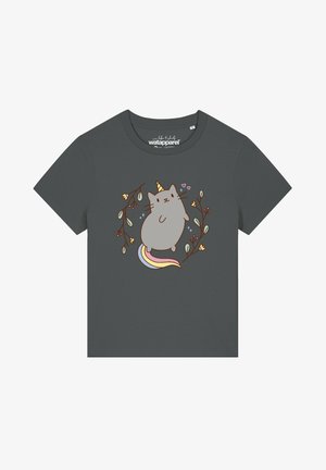 Dunkelgraues T-Shirt mit einer Cartoon-Katzen-Einhorn-Grafik, die einen Regenbogenschwanz hat und von blumigen Zweigen sowie kleinen rosa Herzen umgeben ist.
