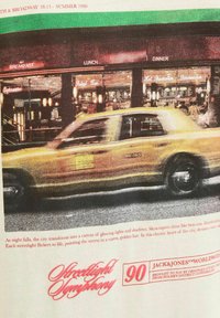 Geltona taxi juda, išsiliejusi priešakyje miesto fone su apšviestais restoranų ženklais: 'Pusryčiai', 'Pietūs', 'Vakarienė'. Tekstas raudona ir žalia spalva.