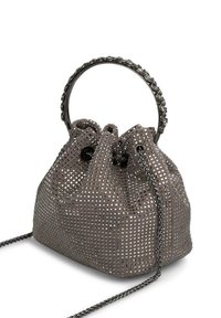 Borsa a secchiello grigia intrecciata con parte superiore arricciata, tracolla a catena e manico metallico rotondo. Presenta una texture intricata simile a una griglia in tutto il suo corpo.
