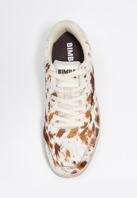 Białe sneakersy z brązową, marmurkową fakturą futra, z kremowymi sznurówkami, wyściełanym kołnierzem oraz brązową wkładką z logo "BIMBA".