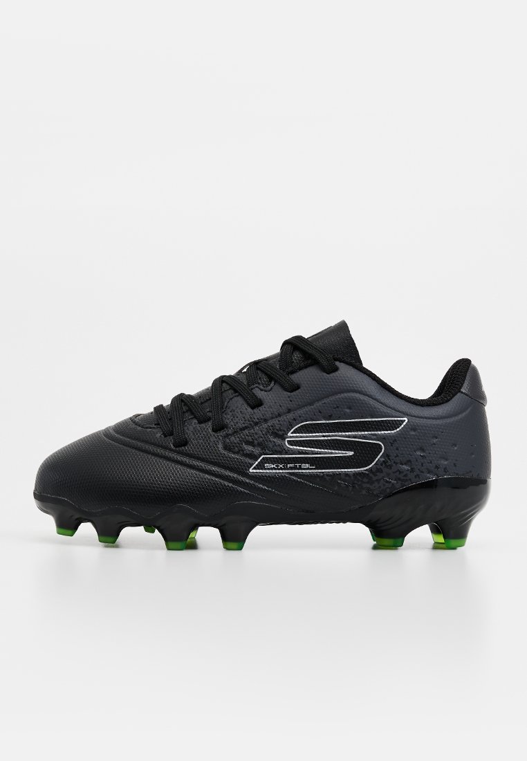 Schwarze Fußballschuhe mit strukturiertem Synthetik-Obermaterial, ausgestattet mit einem weißen Logo, schwarzen Schnürsenkeln und grünen Stollen an der Sohle für verbesserte Bodenhaftung.