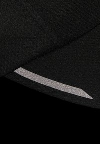 Cappello in tessuto nero con una finitura testurizzata, caratterizzato da un accento riflettente argento lungo il bordo. Il design enfatizza semplicità e praticità.