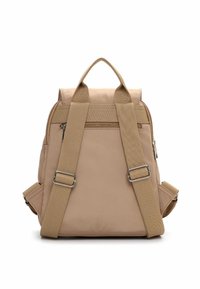 Beezh kangaga seljakott kahekordsete õlarihmade, pealmise sangaga ja esiküljel lukuga taskuga. Omab siledat tekstuuri ja minimalistlikku disaini.