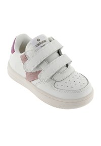 Baskets en cuir blanc avec deux bandoulières Velcro, accent rose sur le côté, bout perforé et semelle en caoutchouc texturé. Logo affiché sur la languette.