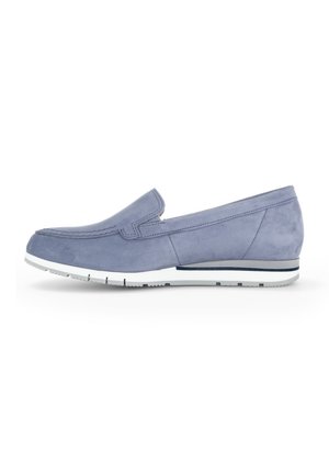 Chaussure slip-on en suede bleu clair avec un bout arrondi, semelle blanche contrastante et détails de couture subtils. Design minimaliste et texture lisse.