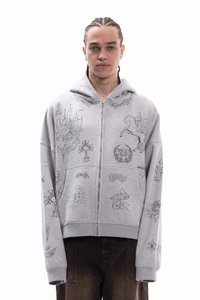 Γκρι φούτερ με φερμουάρ, διακοσμημένο με λεπτομερείς μαύρες σκίτσες διαφόρων μοτίβων, συμπεριλαμβανομένων μυθικών πλασμάτων και συμβόλων, στο μπροστινό μέρος και στα μανίκια.