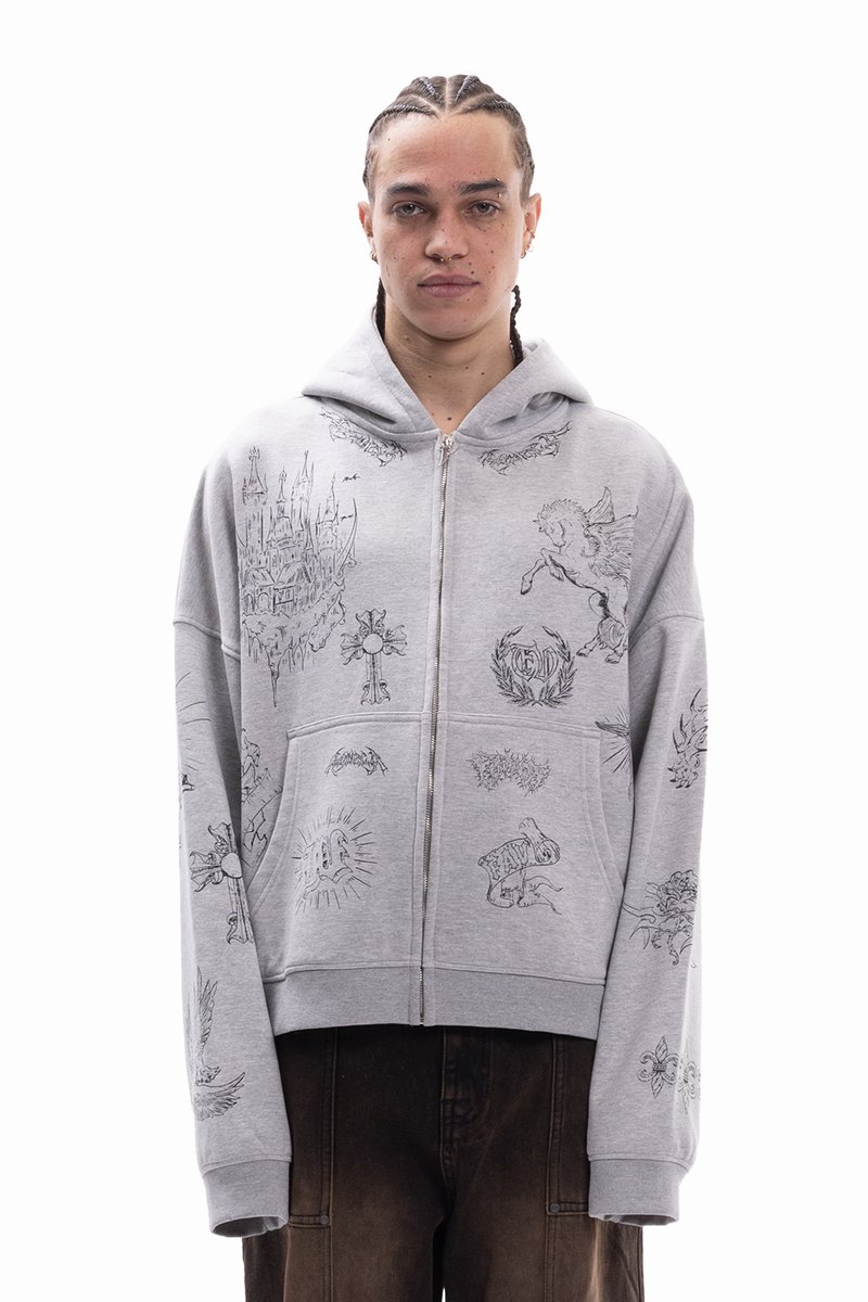 Γκρι φούτερ με φερμουάρ, διακοσμημένο με λεπτομερείς μαύρες σκίτσες διαφόρων μοτίβων, συμπεριλαμβανομένων μυθικών πλασμάτων και συμβόλων, στο μπροστινό μέρος και στα μανίκια.