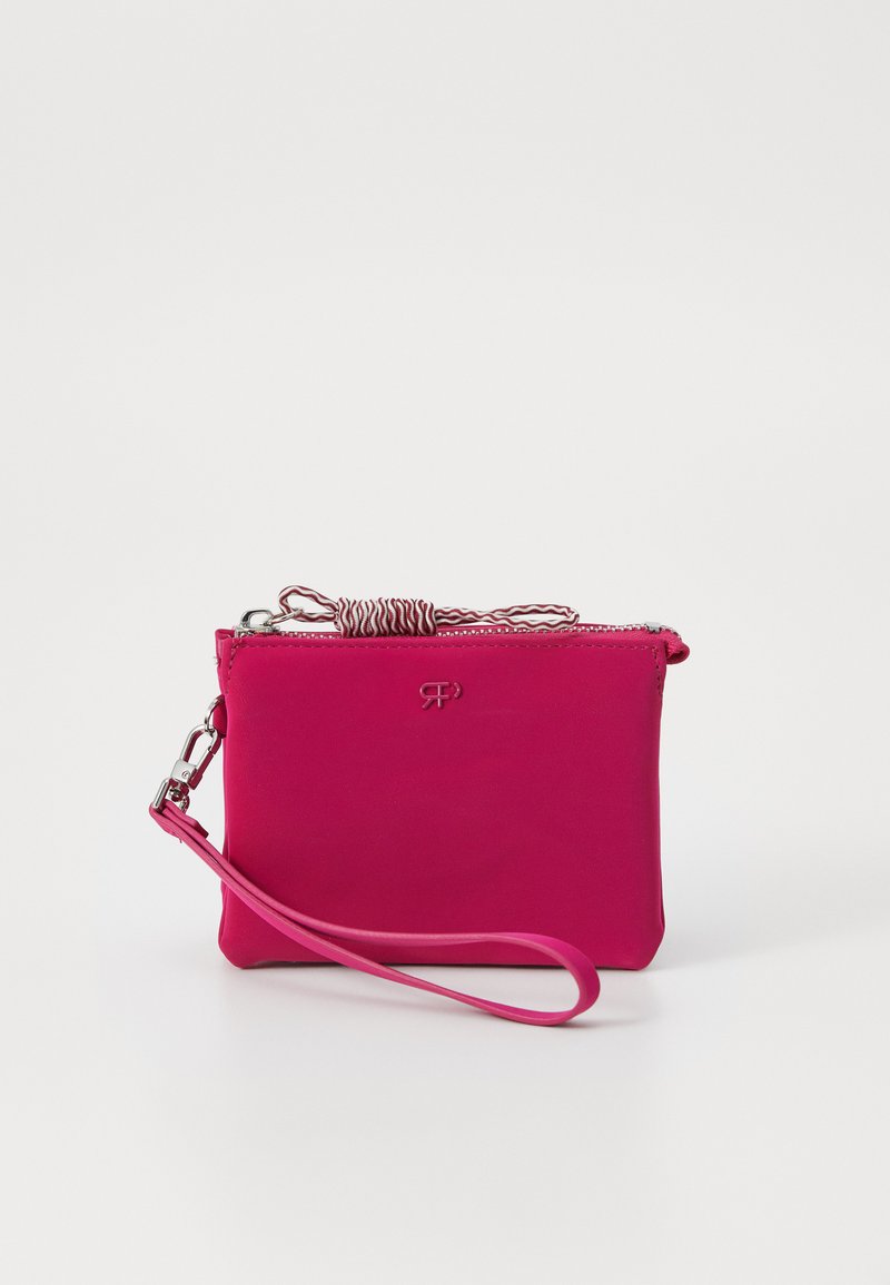 Kompakta rozā somiņa ar rāvējslēdzēju, izgatavota no gludas materiāla, ar roku siksnu un diskrētu logotipa detaļu priekšpusē.