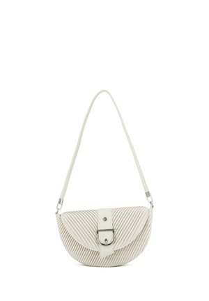 Borsa a tracolla color avorio a mezzaluna con cuciture trapuntate diagonali, patta frontale con fibbia in metallo e tracolla singola.