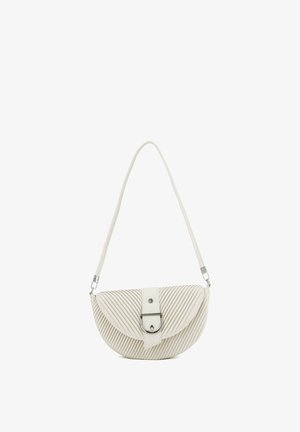 Borsa a tracolla color avorio a mezzaluna con cuciture trapuntate diagonali, patta frontale con fibbia in metallo e tracolla singola.