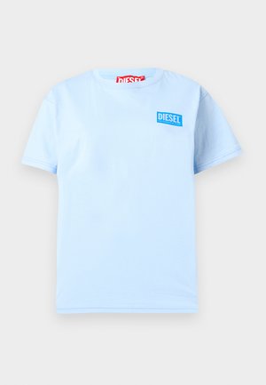 Šviesiai mėlynas trumpomis rankovėmis marškinėlis su apvalia kaklo iškirpte, ant kairės krūtinės mažas mėlynas „DIESEL“ logotipas ir raudona etiketė ant apykaklės viduje.