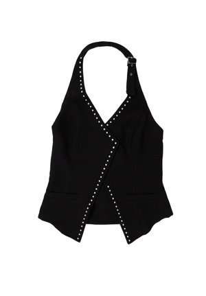 Chaleco negro tipo halter con tachuelas plateadas en los bordes y cierre con hebilla en el cuello, con cintura entallada y dos bolsillos delanteros.