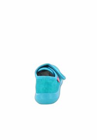 Blauwe suède instap schoenen met een gladde rubberen zool. Kenmerkt zich door een gebogen ontwerp en een stoffen band bij de hiel. Rode tag nabij de zool.