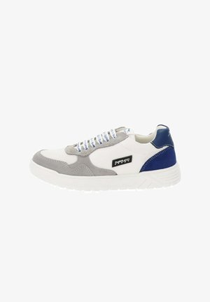 Sneakers met witte mesh en grijze suèdepanelen, blauwe accenten op de hiel en een witte rubberen zool met een textuurprofiel. Blauwe en witte veters.