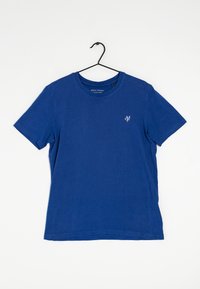 T-shirt di cotone blu con colletto rotondo e maniche corte. Presenta un piccolo logo bianco sul lato sinistro del petto. Texture morbida, design casual.