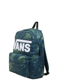 Grön och marinblå mönstrad ryggsäck med vitt "VANS"-logotyp. Har en framficka, justerbara remmar och hållbart tyg.